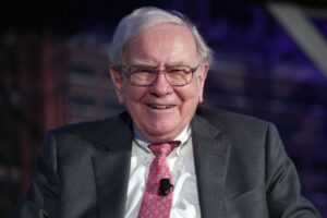 Market Strategist to XRP Holders: Warren Buffett Just Gave A Urgent Warning